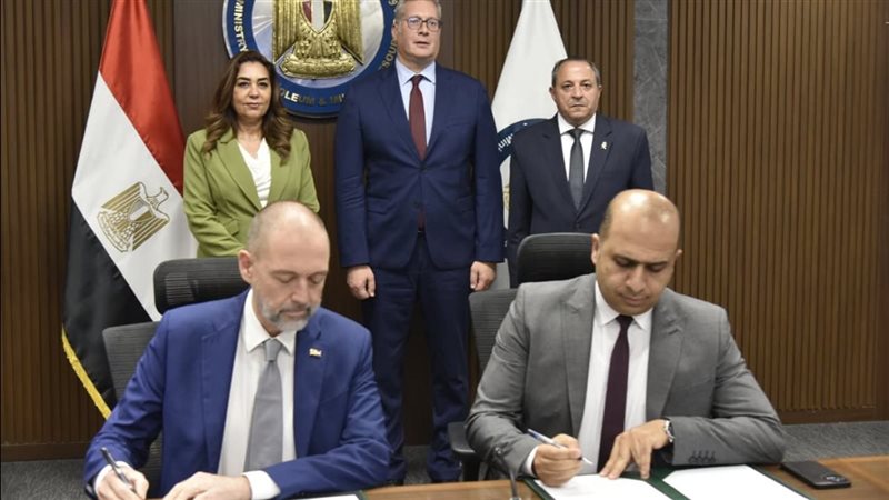 جانب من توقيع الاتفاقية