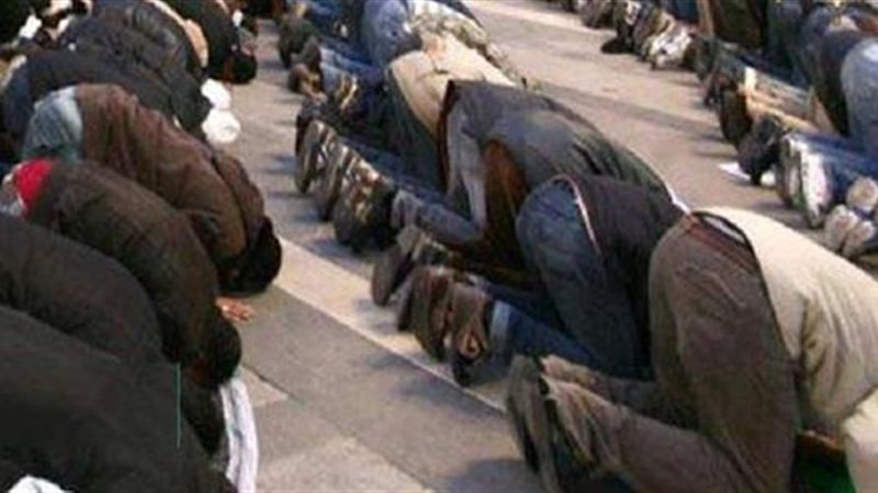 الصلاة بالحذاء