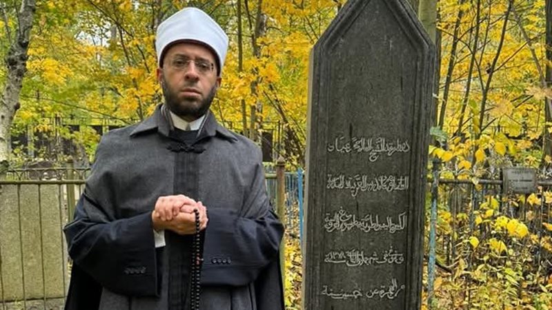 وزير أوقاف أمام ضريح