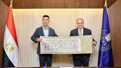 رئيس هيئة الدواء يبحث مع وفد شركة سينوبرايت الصينية توطين صناعة المواد الخام