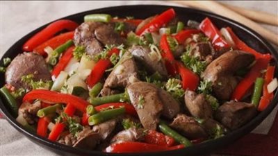 طاجن كبد وقوانص.. دفء الأكل الشرقي في وصفة تفتح النفس! 	