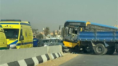 شلل مروري بالطريق السياحي لاصطدام أتوبيس بالحاجز الخرساني