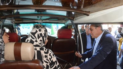 جولة مفاجئة لمحافظ الغربية بمواقف طنطا لمتابعة الالتزام بالتعريفة المحددة