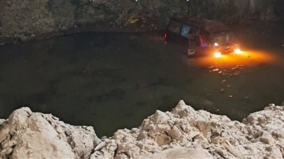 العناية الإلهية تنقذ مندوب مبيعات بعد سقوط سيارته بمصرف في الصف 