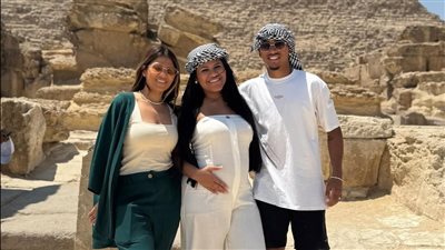 قبيل افتتاح المتحف.. خوان بيزيرا لاعب الزمالك يتجول في الأهرامات رفقة أسرته