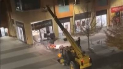 أغرب سرقة.. عصابة تستخدم رافعة تلسكوبية JCB لسرقة ماكينة ATM كاملة (فيديو)