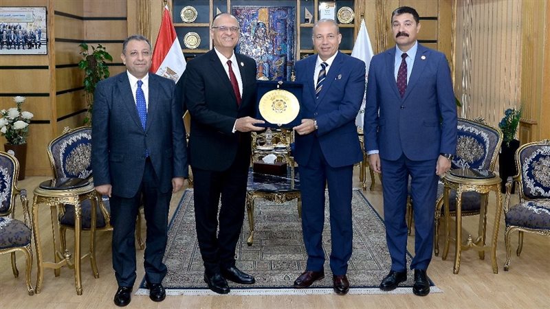 جانب من تسليم الجائزة