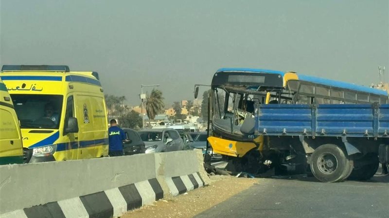 اصطدام أتوبيس بالحاجز