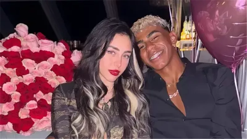 لامين يامال وصديقته