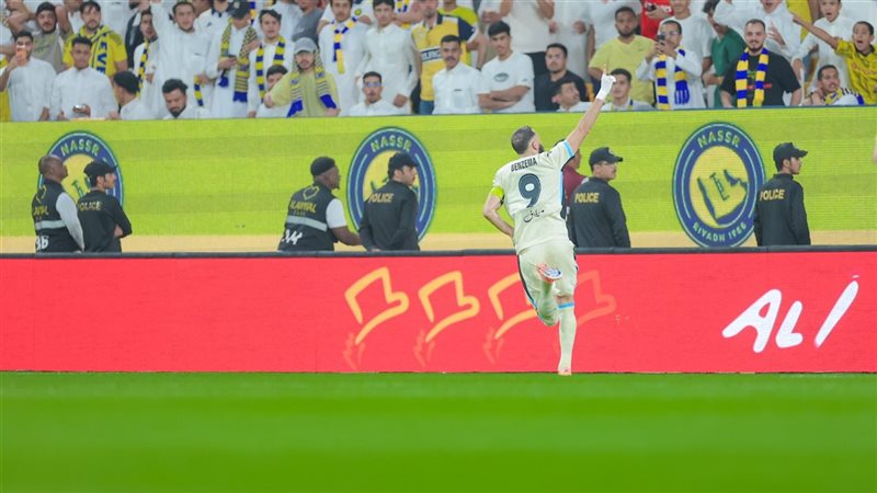 كريم بنزيما يحتفل