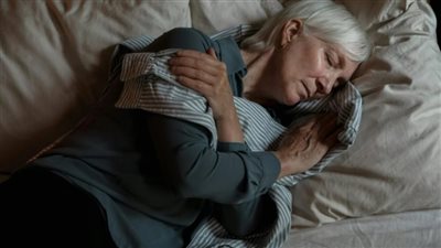 أسباب قلة النوم في الصيف وطرق فعالة لتحسين نومك في الحر 	