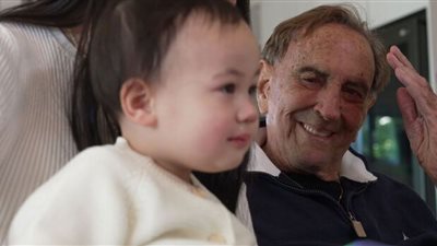 أبوة متأخرة.. طبيب أسترالي يصبح أبًا في الـ 93 من عمره