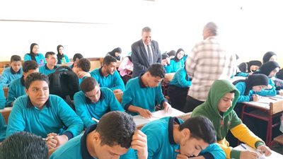 يوسف الديب يتفقد مدارس إدكو بالبحيرة ويشيد بالانضباط والنظافة داخل الفصول