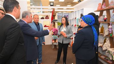 وزيرة التضامن تتفقد جناح معرض 