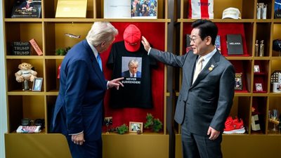 رئيس كوريا الجنوبية يظهر ترامب صورة له أثناء اعتقاله في عام 2020