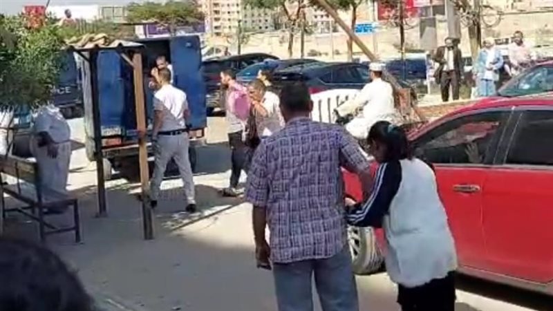 والدها وأختها