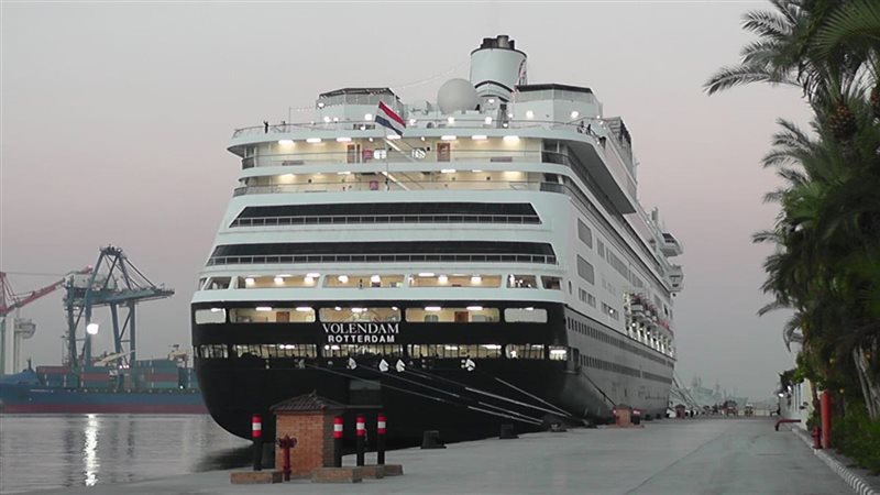 سفينة عملاقة بميناء