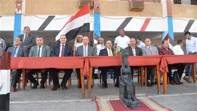 محافظ أسيوط يصطف مع الطلاب فى الإذاعة المدرسية احتفالا بافتتاح المتحف الكبير