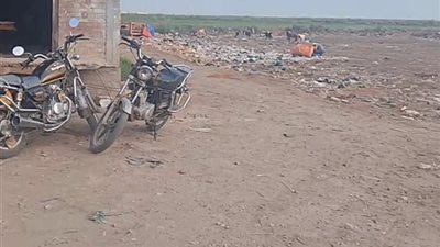 تراكم القمامة بين المنازل بمنطقة الأعصر يثير غضب الأهالي في دمياط