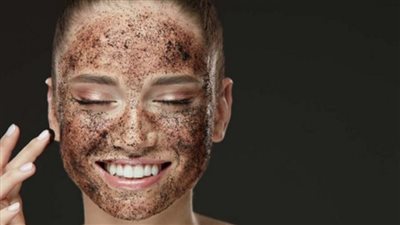 من القهوة إلى بياض البيض.. مكونات منزلية تمنحك بشرة ناعمة ومشرقة 	