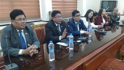 وفد ميانماري يزور مركز البحوث الزراعية ويطلع على جهود معهد بحوث القطن