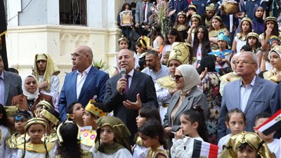 محافظ القاهرة يشارك طلاب مدرسة قصر الدوبارة احتفالاتهم بالمتحف المصري الكبير