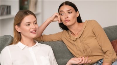 وراء الابتسامة نوايا سامة.. مؤشرات صداقة غير صحية عليكي الانتباه لها 