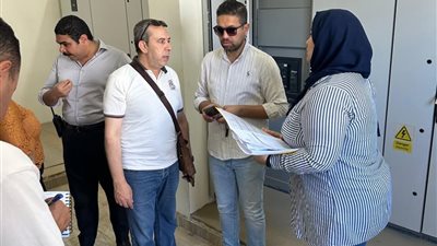 لتعزيز جودة الخدمات.. الرعاية الصحية بالسويس تواصل اجتماعاتها وجولاتها اليومية