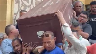 حازم إمام ورموز الرياضة يتقدمون صفوف المشيعين لجنازة والد جمال حمزة 