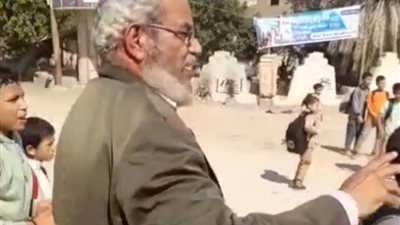 طوال 30 عامًا.. رمضان إمبابي ينظم مرور 2000 طالب يوميا في الواسطى