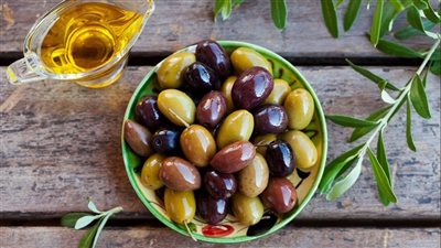 مادة كيميائية في الزيتون تُظهر وعدًا جديدًا في الحماية من أمراض الدماغ