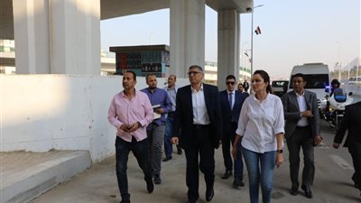 استعدادًا لافتتاح المتحف الكبير.. محافظ الجيزة يتابع أعمال التجميل والإنارة
