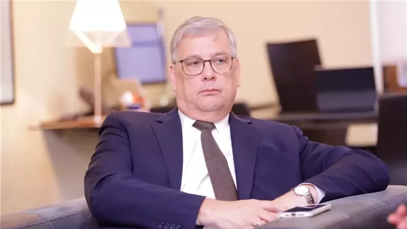 السفير بيتر موليما،