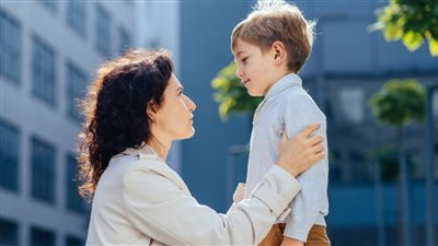 كيف تساعدين طفلك الخجول على الاندماج بثقة؟ إليك أهم الطرق الذكية 	