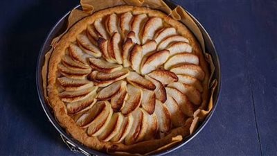 فطيرة التفاح بالقرفة الهشة والعطرية… الوصفة الكاملة هنا 		