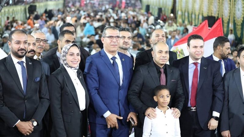 الآلاف يساندون علي