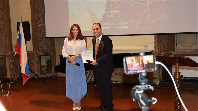 البيت الروسي والأكاديمية