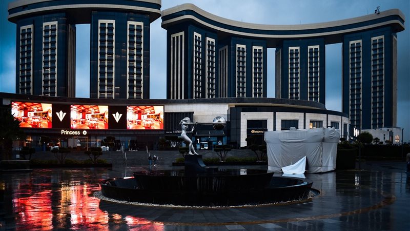 شاشات عرض العلمين