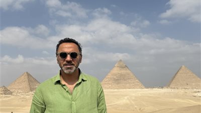 من أمام الإهرامات.. السفير الإماراتي يشيد بالمتحف المصري الكبير كهدية للعالم