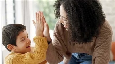 الثقة تبدأ من الحضن الأول..خطوات لتقوية العلاقة بين الأم وطفلها 	