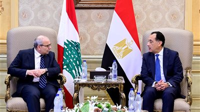 رئيس الوزراء يستقبل نظيره اللبناني بمطار القاهرة الدولي