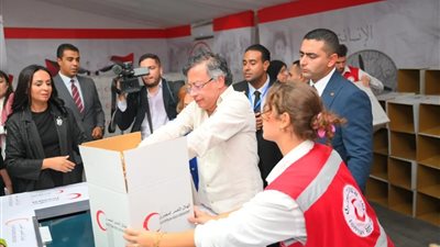 الرئيس الكولومبي يساعد في تعبئة المساعدات المصرية المتجهة لقطاع غزة