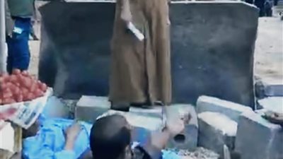 ناموا أمام اللودر.. اعتراض بائعي الخضار على تطوير الشارع في دار السلام بسوهاج