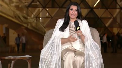 بفستان مطرز بزهرة اللوتس.. منى الشاذلي في احتفالية المتحف المصري الكبير 