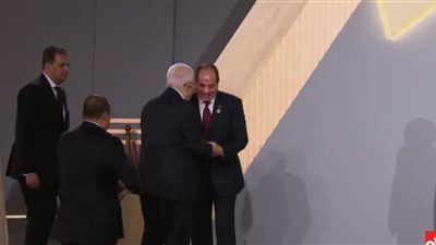  تصرف ودي من الرئيس عبد الفتاح السيسي أثناء استقبال الرئيس الفلسطيني