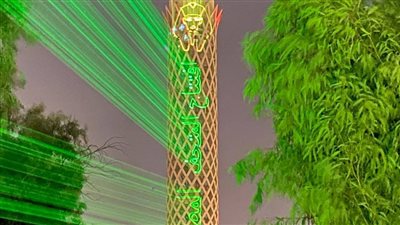 برج القاهرة يضئ بعبارة افتتاح المتحف المصري الكبير وعلم مصر احتفالاً بالحدث