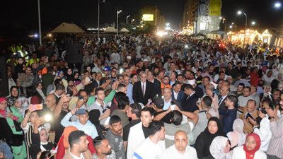 محافظ الغربية وسط المواطنين بطنطا لمتابعة افتتاح المتحف المصري الكبير