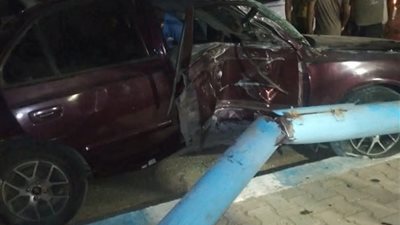 إصابة شخص في تصادم سيارة ملاكي بعمود إنارة بطريق المستقبل بالسويس 