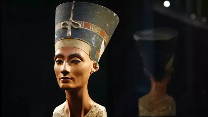 تمثال رأس نفرتيتي