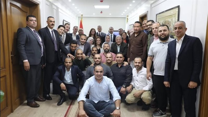 محافظ الجيزة مع فريق